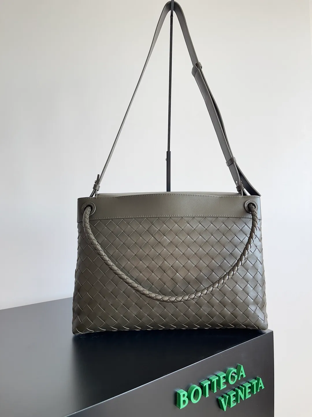 Batch 2460 BOTTEGA VENETA 2025 new men's ANDIAMO backpack Bottega Veneta's main recommendation is undoubtedly Andiamo. The first new favorite of 2025 is a men's splayed buckle bag. It can be seen that the designer has used many small ideas. The detachable cross-body strap is very convenient for elite office workers to carry their work diary. Reduce the burden on your hands when carrying office supplies. The interior is divided into two large compartments and a small zippered compartment. Unlike the women's model, the compartments here are not detachable. The fixed large single layer also makes it easier to pack lightly when going out to work and avoids the accumulation of too many small items. Style number: 807715 Size: 37*26*13cm